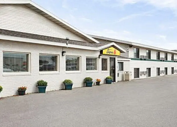Super 8 By Wyndham Fargo/i-29/west Acres Mall Hotel 2*