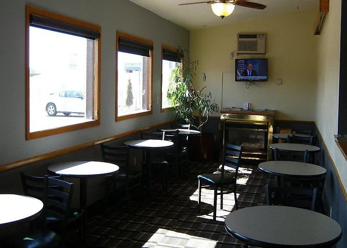 Hotel Super 8 By Wyndham Fargo/i-29/west Acres Mall 2*