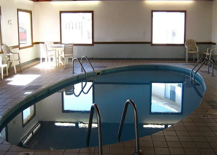 Super 8 By Wyndham Fargo/i-29/west Acres Mall Hotel 2*