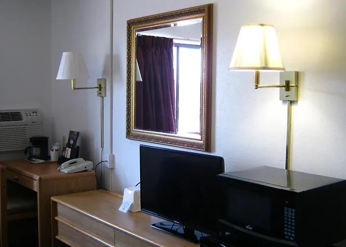 Super 8 By Wyndham Fargo/i-29/west Acres Mall Hotel 2*