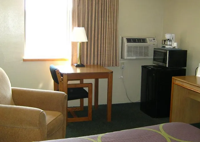 Super 8 By Wyndham Fargo/i-29/west Acres Mall Hotel 2*