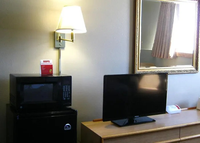 Super 8 By Wyndham Fargo/i-29/west Acres Mall Hotel