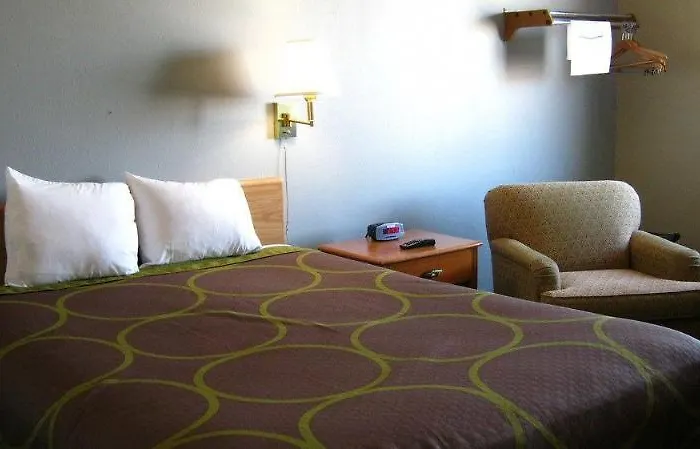 Super 8 By Wyndham Fargo/i-29/west Acres Mall 2*