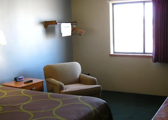 Super 8 By Wyndham Fargo/i-29/west Acres Mall Hotel