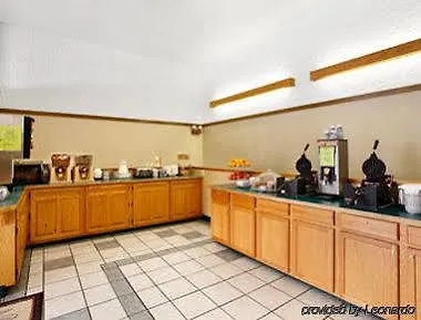 Super 8 By Wyndham Fargo/i-29/west Acres Mall