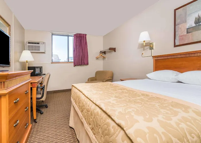Hotel Super 8 By Wyndham Fargo/i-29/west Acres Mall 2*
