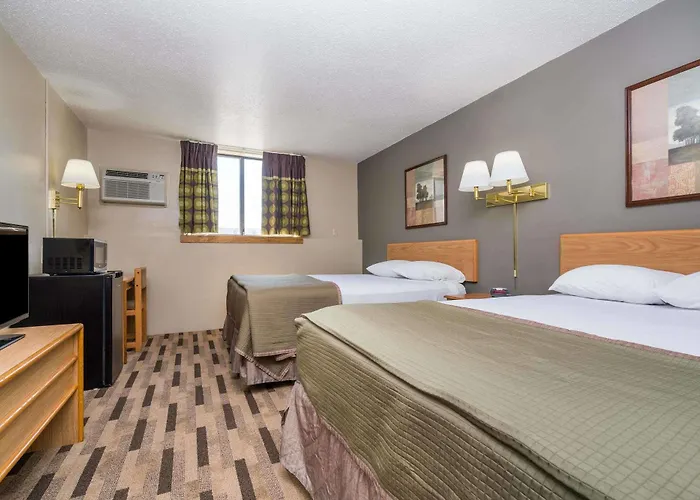 Super 8 By Wyndham Fargo/i-29/west Acres Mall 2*