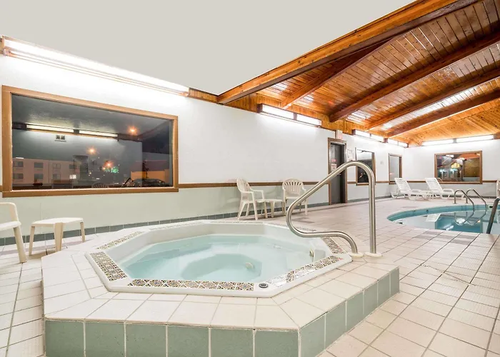 Super 8 By Wyndham Fargo/i-29/west Acres Mall Hotel 2*