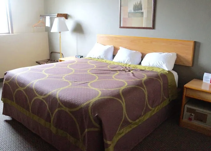 Hotel Super 8 By Wyndham Fargo/i-29/west Acres Mall Fargo