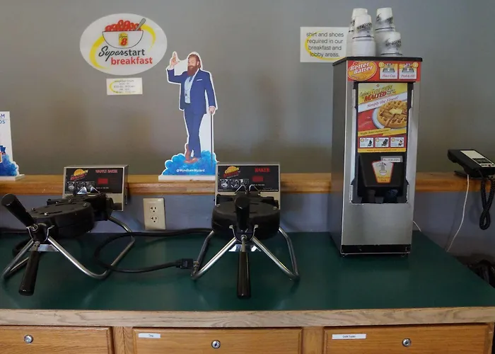 Super 8 By Wyndham Fargo/i-29/west Acres Mall Fargo