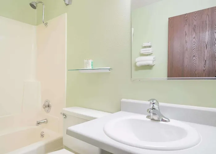 Hotel Super 8 By Wyndham Fargo/i-29/west Acres Mall Fargo