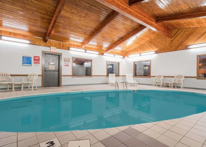 Hotel Super 8 By Wyndham Fargo/i-29/west Acres Mall