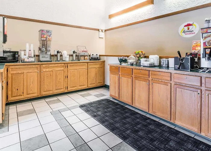 Super 8 By Wyndham Fargo/i-29/west Acres Mall Hotel 2*
