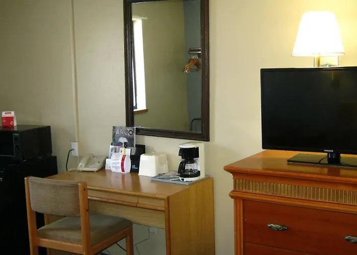 Hotel Super 8 By Wyndham Fargo/i-29/west Acres Mall 2*