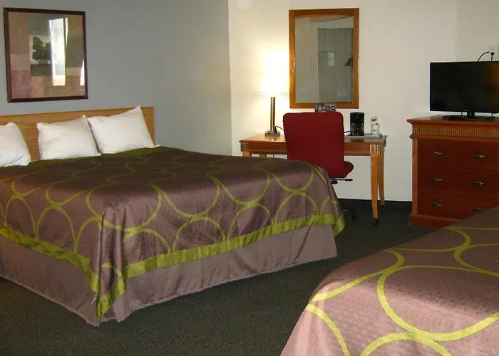 Hotel Super 8 By Wyndham Fargo/i-29/west Acres Mall 2*