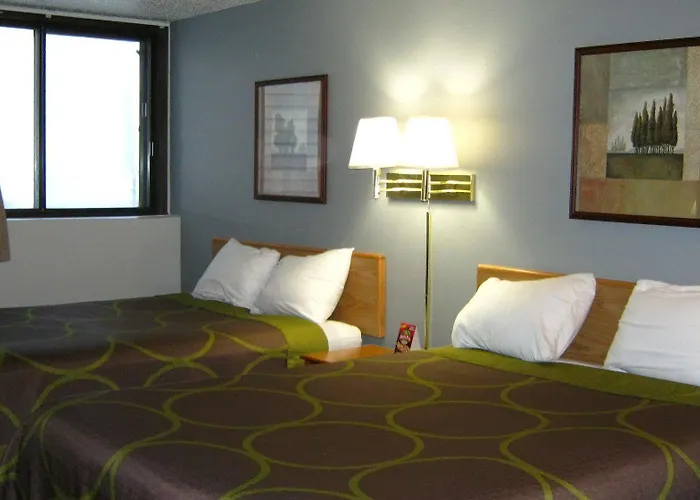 Super 8 By Wyndham Fargo/i-29/west Acres Mall Hotel