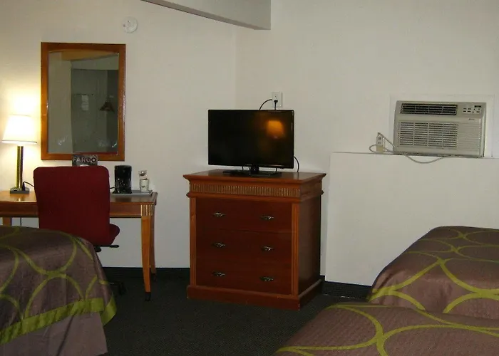 Hotel Super 8 By Wyndham Fargo/i-29/west Acres Mall
